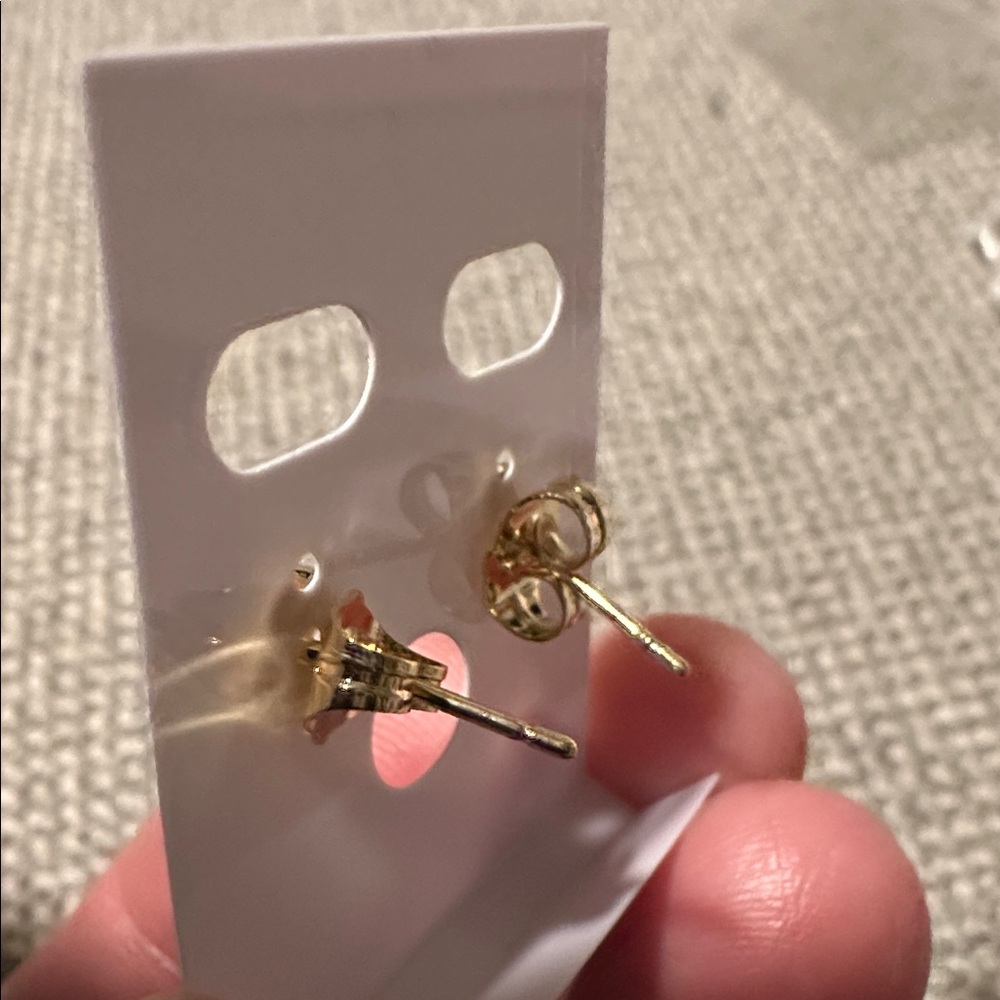 Elegant Gold Flower Stud Earrings NEW - Picture 3 of 3